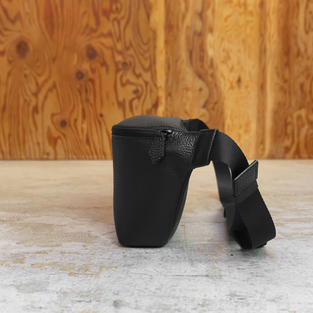 カーブドボディバッグ ブラック(20%OFF)