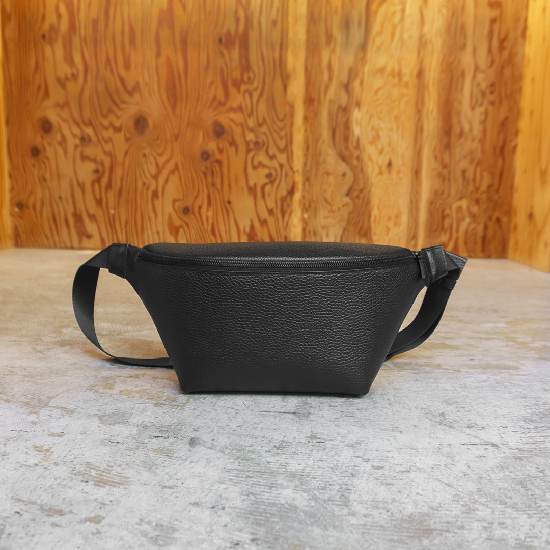 カーブドボディバッグ ブラック(新古品)