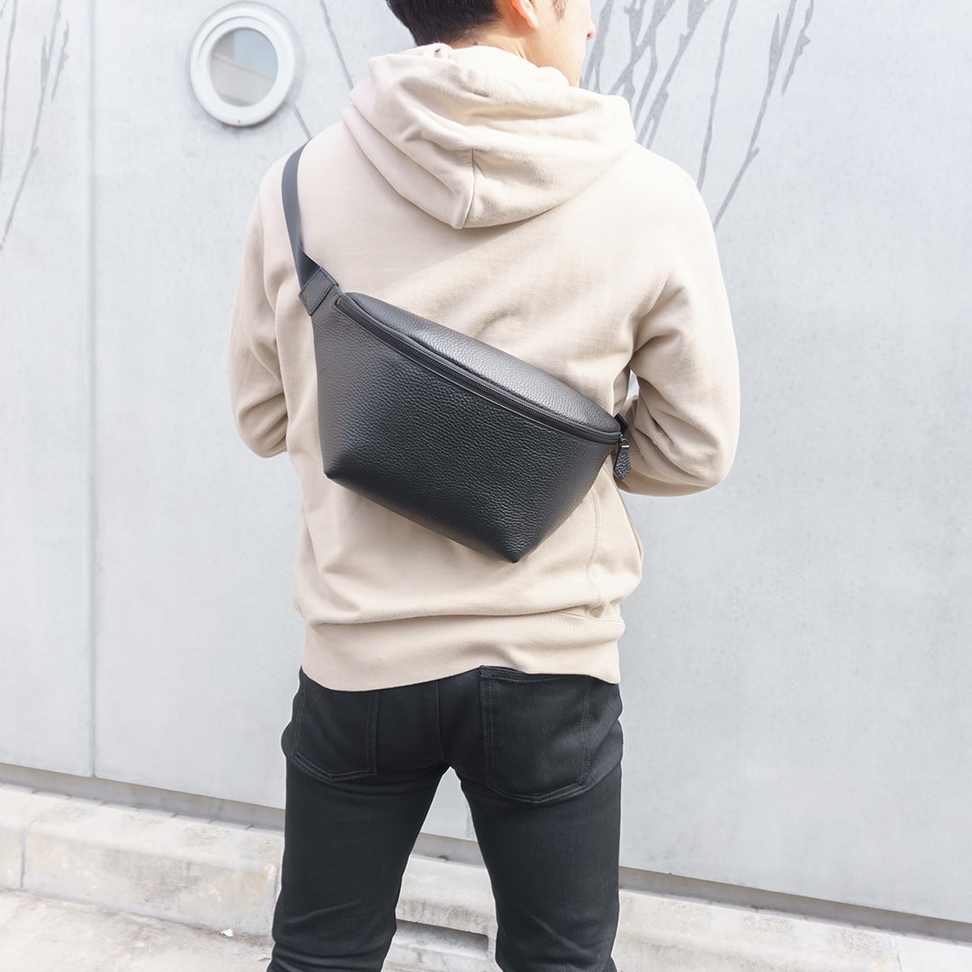 カーブドボディバッグ ブラック(新古品)