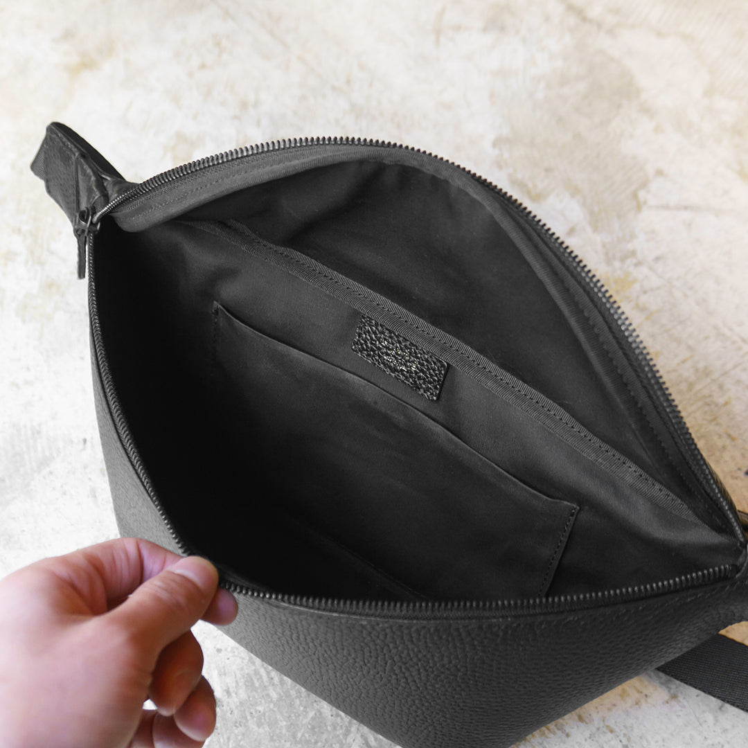 カーブドボディバッグ ブラック（20%OFF）