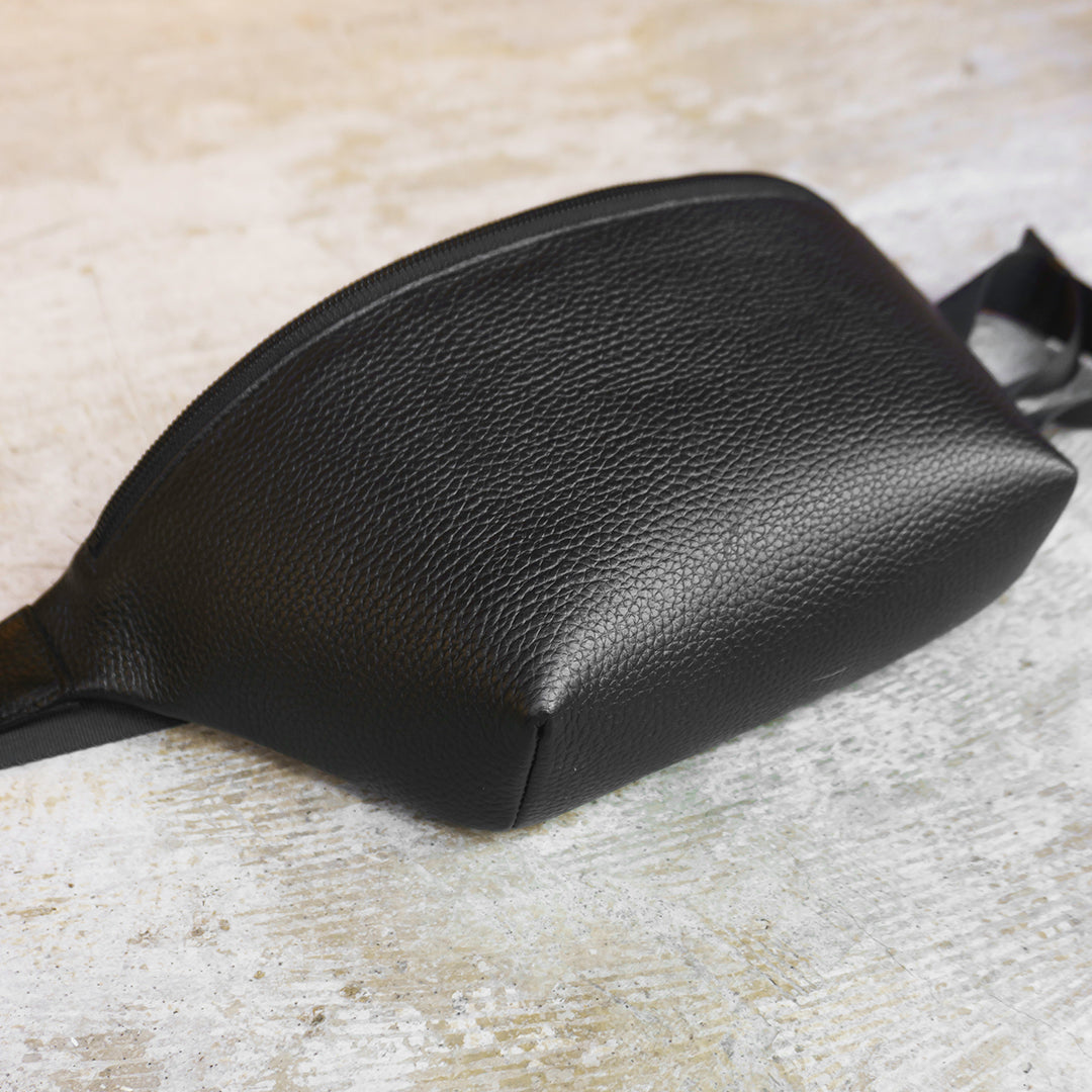 カーブドボディバッグ ブラック（20%OFF）