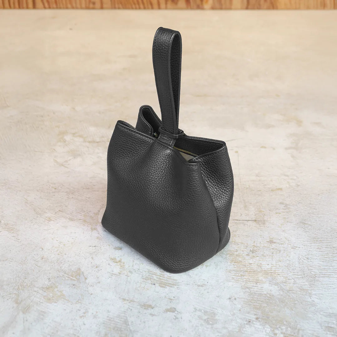 巾着レザーバッグ　ブラック（新古品）